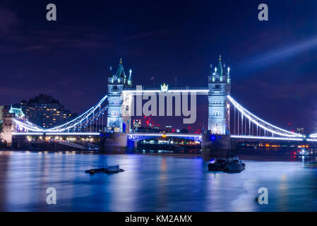 Vista notturna del London Tower Bridge Foto Stock