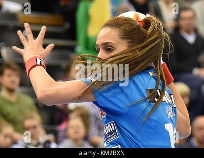 Oldenburg, Germania. 3 dicembre 2017. Ines Jaoudi, tunisina, ha tirato in porta durante la partita del Campionato del mondo di pallamano femminile tra Tunisia e Brasile alla EWE Arena di Oldenburg, Germania, 03 dicembre 2017 Credit: Carmen Jaspersen/dpa/Alamy Live News Foto Stock