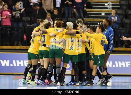 Oldenburg, Germania. 3 dicembre 2017. La squadra brasiliana festeggia la sua vittoria dopo la partita del Campionato del mondo di pallamano femminile tra Tunisia e Brasile alla EWE Arena di Oldenburg, Germania, 3 dicembre 2017 Credit: Carmen Jaspersen/dpa/Alamy Live News Foto Stock