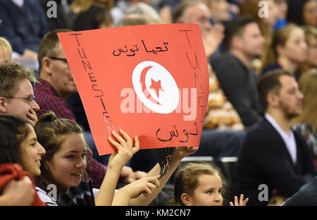 Oldenburg, Germania. 3 dicembre 2017. Tifosi tunisini che fanno il tifo nella loro squadra durante la partita del Campionato del mondo di pallamano femminile tra Tunisia e Brasile alla EWE Arena di Oldenburg, Germania, 3 dicembre 2017 Credit: Carmen Jaspersen/dpa/Alamy Live News Foto Stock