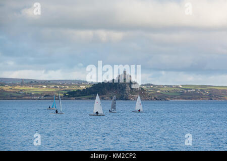 Penzance, Cornwall, Regno Unito. Il 3° dicembre 2017. Regno Unito Meteo. Membro del circolo velico locale fuori a godersi il sole e il vento leggero in Mounts Bay questo pomeriggio. Credito: Simon Maycock/Alamy Live News Foto Stock