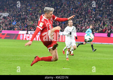 Monaco, Germania. 2 dicembre 2017. Possibilità di fortuna Robert LEWANDOWSKI (FC Bayern Monaco), Aktion, Strafraumszene. Fussball 1. Bundesliga, 14.Spieltag, Spieltag14, FC Bayern Monaco (M)-Hannover 96 (H) 3-1, AM 02.12.2017 a Monaco di Baviera/Germania, A L i A N Z A R e N A. |utilizzo in tutto il mondo credito: dpa/Alamy Live News Foto Stock