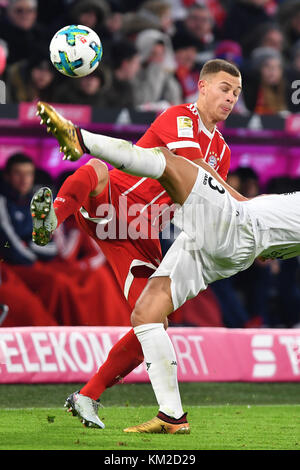 Monaco, Germania. 2 dicembre 2017. Joshua KIMMICH (FC Bayern Monaco), Aktion, duelli. Fussball 1. Bundesliga, 14.Spieltag, Spieltag14, FC Bayern Monaco (M)-Hannover 96 (H) 3-1, AM 02.12.2017 a Monaco di Baviera/Germania, A L i A N Z A R e N A. |utilizzo in tutto il mondo credito: dpa/Alamy Live News Foto Stock