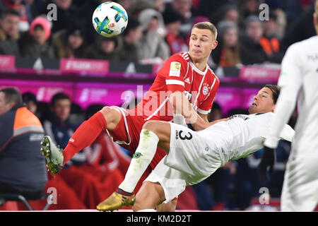 Monaco, Germania. 2 dicembre 2017. Joshua KIMMICH (FC Bayern Monaco), Aktion, duelli contro Miiko ALBORNOZ (Hannover 96). Fussball 1. Bundesliga, 14.Spieltag, Spieltag14, FC Bayern Monaco (M)-Hannover 96 (H) 3-1, AM 02.12.2017 a Monaco di Baviera/Germania, A L i A N Z A R e N A. |utilizzo in tutto il mondo credito: dpa/Alamy Live News Foto Stock