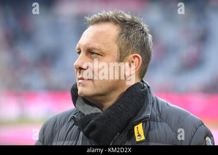 Monaco, Germania. 2 dicembre 2017. Andre BREITENREITER, Trainer (Hannover 96), Einzelbild, angeschnittenes Einzelmotiv, Portraet, ritratto, Portrat. Seitlich, Profil. Fussball 1. Bundesliga, 14.Spieltag, Spieltag14, FC Bayern Monaco (M)-Hannover 96 (H) 3-1, AM 02.12.2017 a Monaco di Baviera/Germania, A L i A N Z A R e N A. |utilizzo in tutto il mondo credito: dpa/Alamy Live News Foto Stock