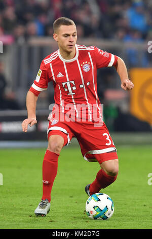 Monaco, Germania. 2 dicembre 2017. Joshua KIMMICH (FC Bayern Monaco), Aktion, Einzelaktion, Einzelbild, Freisteller, Ganzkoerperaufnahme, ganze Figur. Fussball 1. Bundesliga, 14.Spieltag, Spieltag14, FC Bayern Monaco (M)-Hannover 96 (H) 3-1, AM 02.12.2017 a Monaco di Baviera/Germania, A L i A N Z A R e N A. |utilizzo in tutto il mondo credito: dpa/Alamy Live News Foto Stock