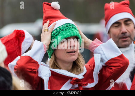 Londra, Regno Unito. 3 dicembre, 2017. Migliaia unire l annuale Santa Run per cause caritatevoli nel Victoria Park. Credito: Guy Corbishley/Alamy Live News Foto Stock