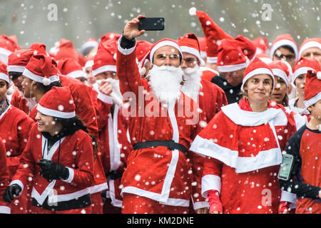 Londra, Regno Unito. 3 dicembre, 2017. Migliaia unire l annuale Santa Run per cause caritatevoli nel Victoria Park. Credito: Guy Corbishley/Alamy Live News Foto Stock