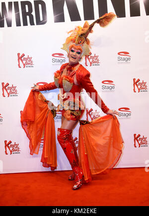 Amburgo, Germania. 3 dicembre 2017. La Dragqueen Olivia Jones partecipa alla prima tedesca del musical "Kinky Boots" ad Amburgo, Germania, il 3 dicembre 2017. Credito: Daniel Bockwoldt/dpa/Alamy Live News Foto Stock