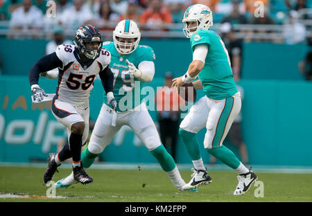 Giardini di Miami, Florida, Stati Uniti d'America. 3 dicembre, 2017. Denver Broncos fuori linebacker von Miller (58) si muove in per un sacco di delfini di Miami quarterback Jay Cutler (6) all'Hard Rock Stadium di Miami, Florida il 3 dicembre 2017. Credito: Allen Eyestone/Palm Beach post/ZUMA filo/Alamy Live News Foto Stock