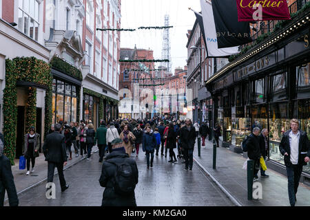 Dublino, Irlanda. 3 dicembre, 2017. Spiriti di Natale ad alta su Grafton Street. Domenica impegnativa con i commercianti e gli acquirenti ottenere pronto per Natale Foto Stock