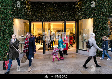 Dublino, Irlanda. 3 dicembre, 2017. Brown Thomas su Grafton Street. Domenica impegnativa con i commercianti e gli acquirenti ottenere pronto per Natale Foto Stock