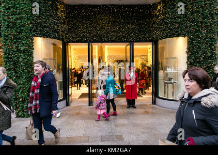 Dublino, Irlanda. 3 dicembre, 2017. Brown Thomas su Grafton Street. Domenica impegnativa con i commercianti e gli acquirenti ottenere pronto per Natale Foto Stock