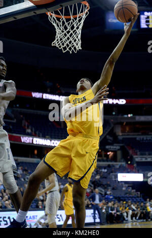 Washington, DC, Stati Uniti d'America. 3 dicembre, 2017. 20171203 - Coppin membro avanti CEDRIC CONSIGLIO (5) punteggi contro Georgetown nel primo semestre a capitale una arena a Washington. Credito: Chuck Myers/ZUMA filo/Alamy Live News Foto Stock