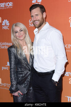 Beverly Hills, in California, Stati Uniti d'America. 3 dicembre, 2017. julianne hough ruscelli e latch arriva per il trevorlive los angeles gala presso il Beverly Hilton hotel. Credito: lisa o'connor/zuma filo/alamy live news Foto Stock