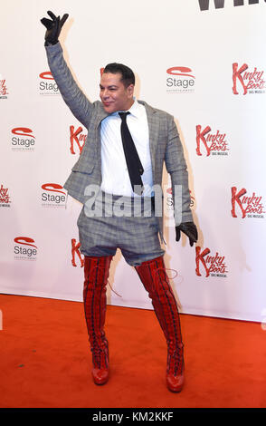 Amburgo, Germania. 3 dicembre 2017. Carlo Castro, membro della giuria "Supermodel", arriva alla prima tedesca del musical "Kinky Boots" ad Amburgo, Germania, il 3 dicembre 2017. Credito: Daniel Bockwoldt/dpa/Alamy Live News Foto Stock