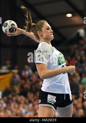 Lipsia, Germania. 3 dicembre 2017. La tedesca Alicia Stolle in azione durante la partita del gruppo D del campionato mondiale di pallamano femminile 20177 IHF tra Corea del Sud e Germania all'Arena Leipzig di Lipsia, Germania, il 3 dicembre 2017. Crediti: Hendrik Schmidt/dpa-Zentralbild/dpa/Alamy Live News Foto Stock