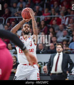 Germania, bamberg, brose arena, 03 dicembre 2017 - dorell wright (brose bamberg, #3) la ripresa di un 3-puntatore come andrea trinchieri (brose bamberg, headcoach) guarda. brose bamberg vince 83:65 su cestelli telekom bonn ©ryan evans/ alamy live news Foto Stock