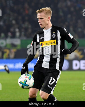 Wolfsburg, Germania. 3 dicembre 2017. Oscar Wendt di Gladbach in azione durante la partita di calcio della Bundesliga tedesca tra VfL Wolfsburg e Bor. Moenchengladbach nella Volkswagen Arena di Wolfsburg, Germania, 3 dicembre 2017. Crediti: Peter Steffen/dpa/Alamy Live News Foto Stock