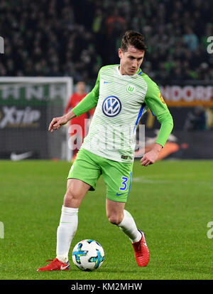 Wolfsburg, Germania. 3 dicembre 2017. Paul Verhaegh di Wolfsburg in azione durante la partita di calcio della Bundesliga tedesca tra Wolfsburg e Bor. Moenchengladbach nella Volkswagen Arena di Wolfsburg, Germania, 3 dicembre 2017. Crediti: Peter Steffen/dpa/Alamy Live News Foto Stock