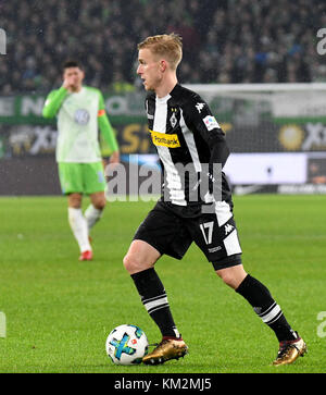 Wolfsburg, Germania. 3 dicembre 2017. Oscar Wendt di Gladbach in azione durante la partita di calcio della Bundesliga tedesca tra VfL Wolfsburg e Bor. Moenchengladbach nella Volkswagen Arena di Wolfsburg, Germania, 3 dicembre 2017. Crediti: Peter Steffen/dpa/Alamy Live News Foto Stock