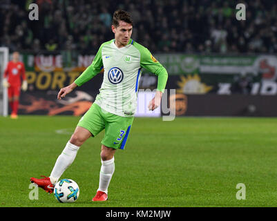 Wolfsburg, Germania. 3 dicembre 2017. Paul Verhaegh di Wolfsburg in azione durante la partita di calcio della Bundesliga tedesca tra Wolfsburg e Bor. Moenchengladbach nella Volkswagen Arena di Wolfsburg, Germania, 3 dicembre 2017. Crediti: Peter Steffen/dpa/Alamy Live News Foto Stock