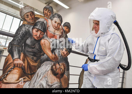 Wuensdorf, Germania. 4 dicembre 2017. Wuensdorf, Germania. 4 dicembre 2017. La restauratrice Sabine Stachat indossa una tuta protettiva mentre lavora su un gruppo di figure di un teatro barocco di Neuzelle al laboratorio di restauro dell'Ufficio di Stato per la conservazione dei monumenti e del Museo Archeologico di Stato credito: dpa Picture Alliance/Alamy Live News Credit: dpa/Alamy Live News Credit: dpa/Alamy Live News Credit: dpa/Alamy Live News Foto Stock