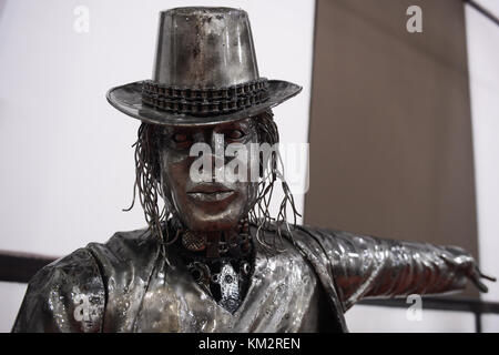 Cracovia, Polonia. 4 dicembre 2017. Una scultura di Michael Jackson vista durante la mostra temporanea chiamata "Galleria delle figure d'acciaio" presso il Museo di Ingegneria Municipale di Cracovia. La mostra delle figure d'acciaio è ispirata allo studio del museo delle cere Madame Tussauds di Londra. Crediti: Omar Marques/SOPA/ZUMA Wire/Alamy Live News Foto Stock