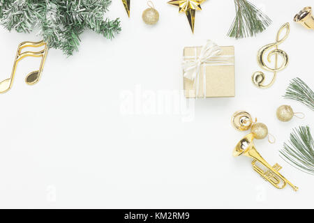 Sopra visualizza immagine aerea di decorazione e ornamento buon Natale e felice anno nuovo concetto di sfondo.table top accessori essenziali su legno bianco a Foto Stock