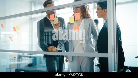 Un gruppo di persone di affari collaborando in office Foto Stock