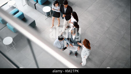 Corporate teamworking colleghi in ufficio moderno Foto Stock