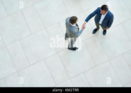 La gente di affari stringono le mani, vista dall'alto Foto Stock