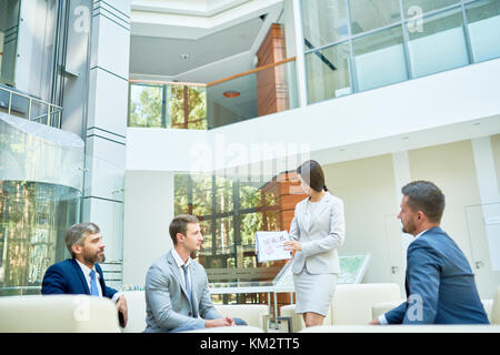 Presentazione aziendale in un ufficio moderno Foto Stock