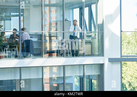 La gente di affari in un moderno edificio per uffici Foto Stock