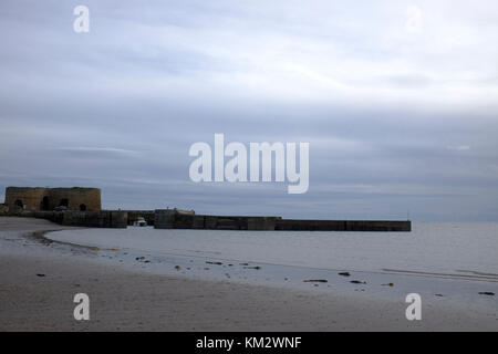 Beadnell Bay Harbor pareti e fornaci da calce si vede attraverso spiagge di sabbia Foto Stock