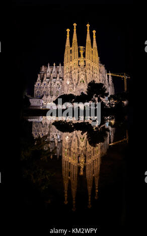 Barcellona, Spagna - 4 febbraio 2015: la sagrada familia - cattedrale progettata da Antonio Gaudi, notte di luna piena vista dalla più antica facciata con gru Foto Stock