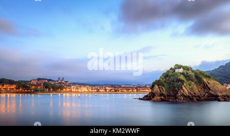 La famosa baia della Concha al tramonto con la isla de santa clara e spiaggia di Ondarreta. Foto Stock