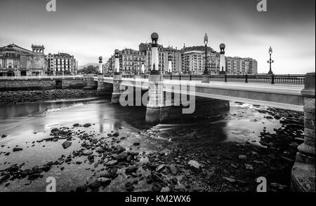 Il Kursaal ponte sul fiume dell'Urumea è il ponte più vicino all'oceano. Foto Stock