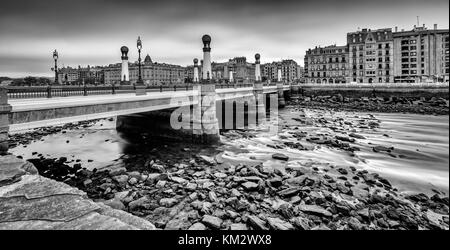 Il Kursaal ponte sul fiume dell'Urumea è il ponte più vicino all'oceano. Foto Stock