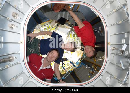 Expedition 52 astronauta americano jack Fischer, destra, Peggy Whitson, centro e astronauta francese Thomas pesquet guardare fuori da dentro il modulo del fascio a bordo della Stazione spaziale internazionale Maggio 1, 2017 in orbita intorno alla terra. Foto Stock