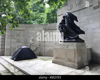 Nero tenda da campeggio è stato impostato in prossimità della anglo-belga sul memoriale della Victoria Embankment. Foto Stock