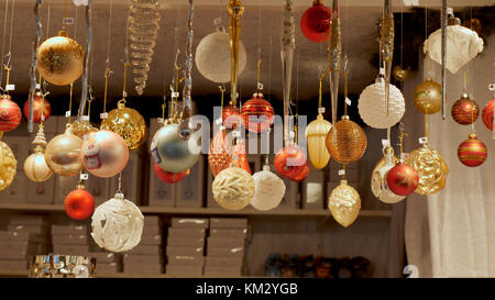 Vista frontale le decorazioni di Natale al mercato tedesco . Foto Stock