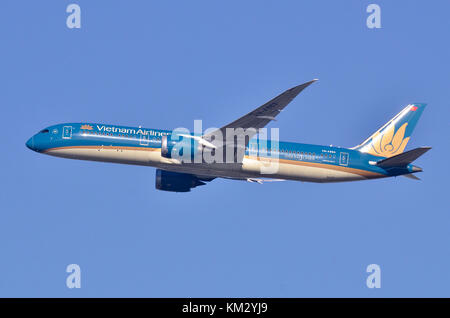 Vietnam Airlines Boeing Dreamliner 787-9, l'aeroporto di Heathrow, UK. Boeing 787-9 VN-A863 è visto uscire dopo il decollo. Foto Stock