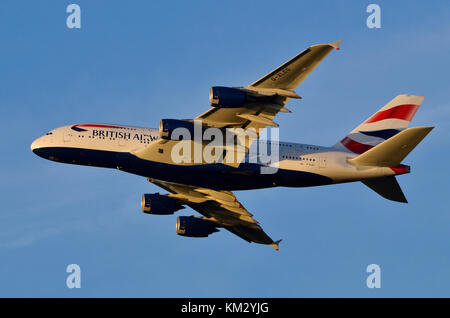 Airbus A380, British Airways, l'aeroporto di Heathrow, UK. Airbus A380-841 G-XLEG è visto volare via dopo il decollo al tramonto. Foto Stock