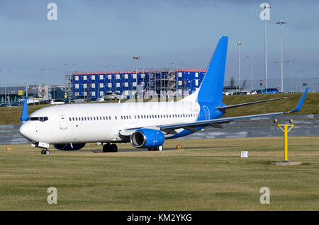 Boeing 737-8MJ azionato da Jet2 rullaggio all'Aeroporto di Birmingham, UK. Boeing 737-8MJ G-JZBC è visto nella base di Jet2 colori senza loghi. Foto Stock
