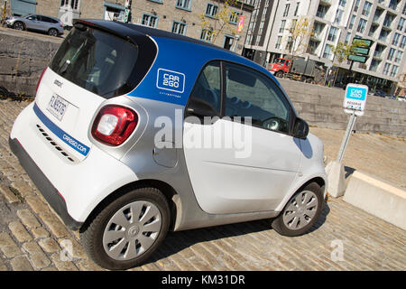 Montreal, Quebec, Canada - 21 Ottobre 2017 : Car2Go la condivisione automatica Smart auto parcheggiate in molte delle strade di Montreal, Canada sulla giornata di sole. Foto Stock