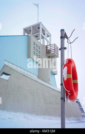 Salvagente e faro del mar Baltico in inverno oulu, Lapponia, Finlandia. Foto Stock