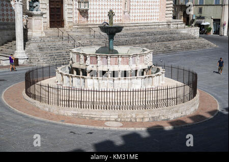 Il XIII secolo Fontana Maggiore (fontana monumentale) da Nicola Pisano e Giovanni Pisano e Frà Brevignate su Piazza IV Novembre a Perugia, Umbria, Ita Foto Stock