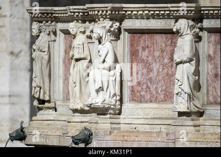 Il XIII secolo Fontana Maggiore (fontana monumentale) da Nicola Pisano e Giovanni Pisano e Frà Brevignate su Piazza IV Novembre a Perugia, Umbria, Ita Foto Stock