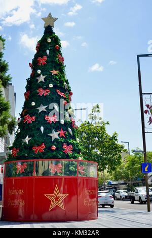 Decorazione per albero di natale in flinders st come parte del Natale la stagione festiva, Townsville, Queensland, Australia Foto Stock